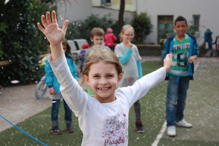 Kinder beim gemeinsamen Spielen und Balancieren im Freien